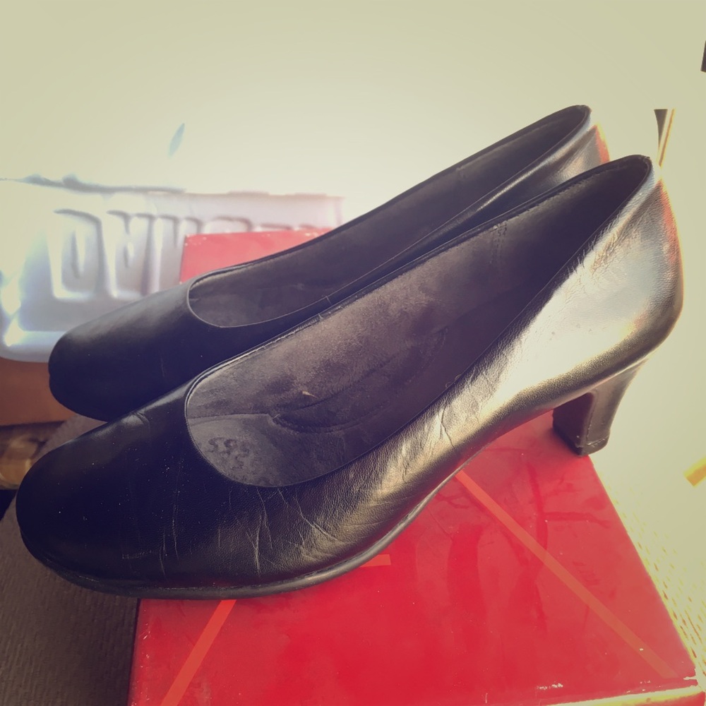 Aeropostale black leather work pumps